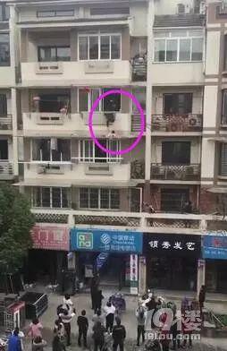 打小孩男子邻居爆料视频,男子因教育问题怒打小孩，引发社会关注与热议